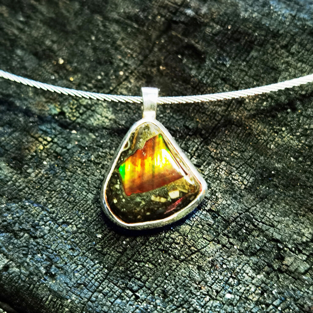 Helmintholith in Silber gefasst