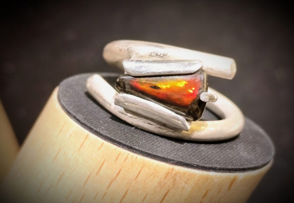 Siegelring aus pfauenschweifigem Helmintholith