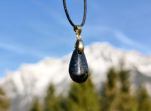 Anhänger aus schwarzem Serpentin