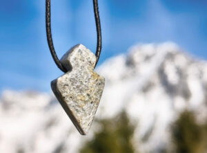 Anhänger Pfeilspitze aus Glimmer Quarz