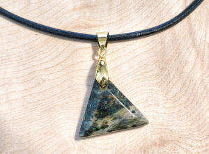 Granatamphibolitanhänger im dreiecksschliff