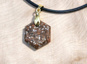 Anhänger Sechseck aus Mittenwalder Marmor