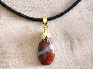 Anhänger aus alpinem Jaspis