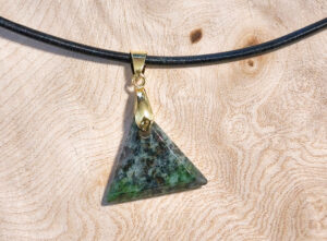 Ein Dreieckiger Anhänger aus alpinem Eklogit