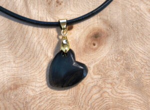 Ein Anhänger aus dem Heilstein Ölschiefer